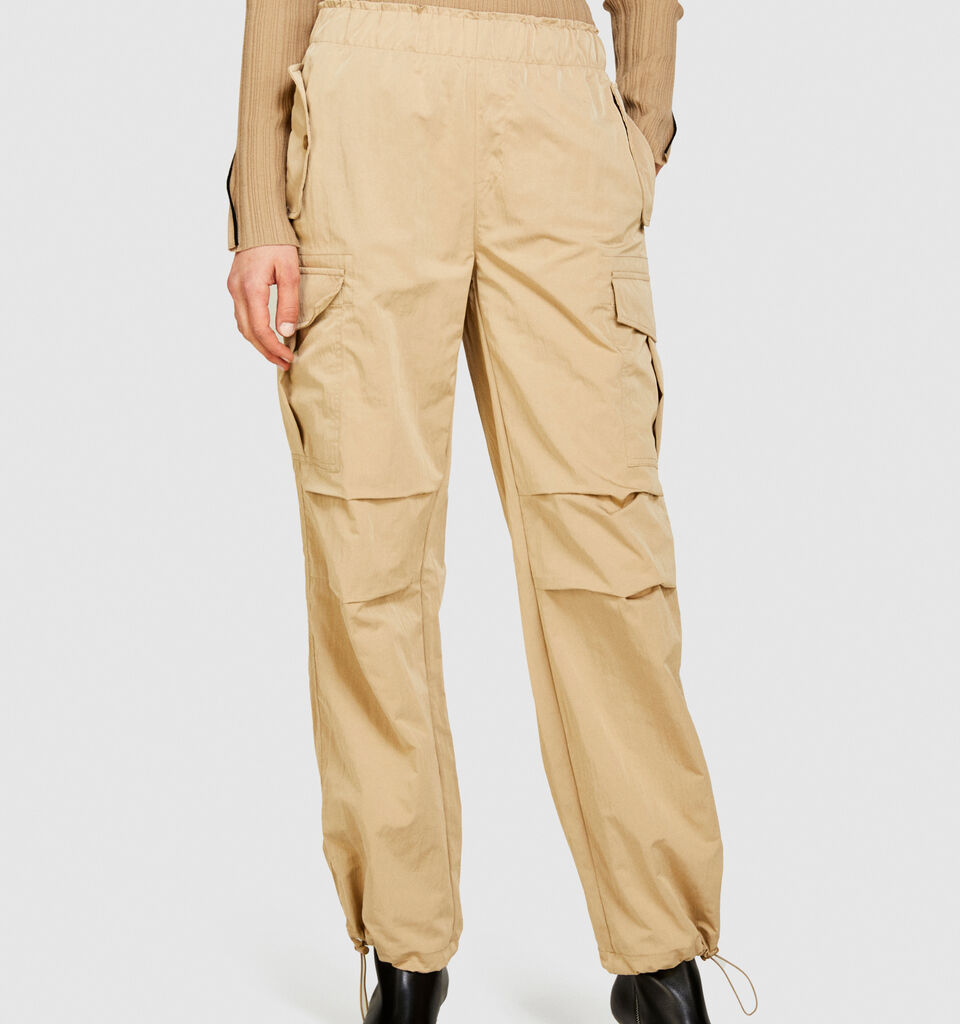 Cargo trousers with pockets - women's joggers - Camel | Sisley image number 4